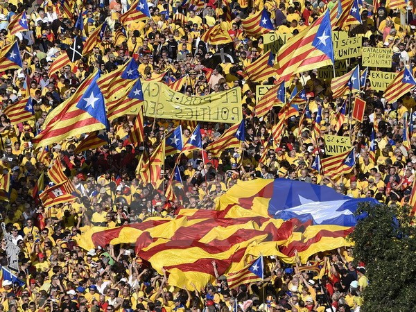 Tòa án Tây Ban Nha đình chỉ nghị quyết độc lập của Catalonia ảnh 1