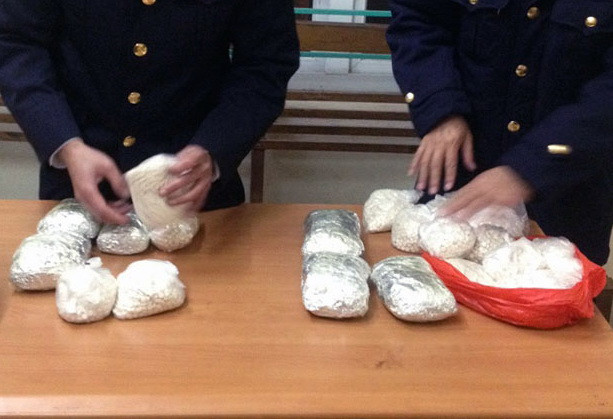 Bắt đối tượng mang hơn 2kg ma túy đá từ Trung Quốc về Việt Nam ảnh 1