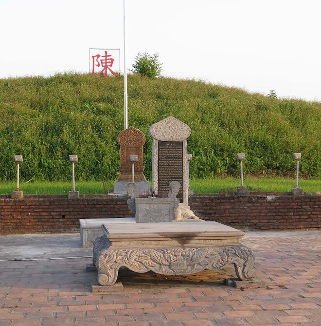 Thái Bình: 6 tấm bia lạ vẫn tiếp tục "chễm chệ" tại di tích Đền Trần ảnh 1