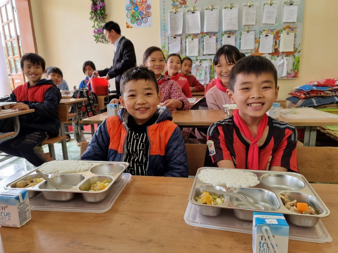 Mô hình điểm bữa ăn học đường bảo đảm dinh dưỡng hợp lý kết hợp tăng cường hoạt động thể lực cho trẻ em, học sinh, sinh viên được thực hiện tại 10 tỉnh, thành tại đủ 5 vùng sinh thái trên cả nước, góp phần cung cấp nền tảng khoa học, thực tiễn cho chính sách về dinh dưỡng học đường. dinh duong hoc duong.jpg