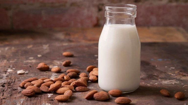 Một cốc sữa hạnh nhân cung cấp đến 50% nhu cầu vitamin E của cơ thể, đây là chất chống oxi hóa mạnh, bảo vệ làn da khỏi tác hại của tia UV Mối liên hệ giữa đường, chất béo, cafein, alcon... và làn da mụn nám ảnh 3
