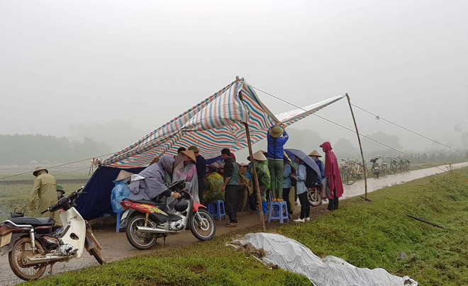 Người dân Nam Sơn vẫn đang căng lều bạt ngăn chặn xe vào bãi rác ảnh 1