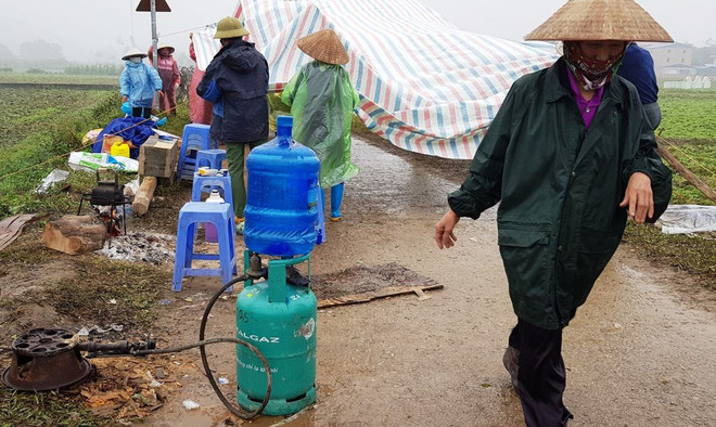 Người dân Nam Sơn vẫn đang căng lều bạt ngăn chặn xe vào bãi rác ảnh 3