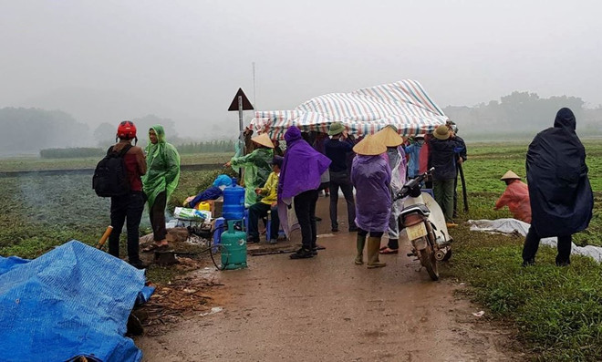 Người dân Nam Sơn vẫn đang căng lều bạt ngăn chặn xe vào bãi rác ảnh 4