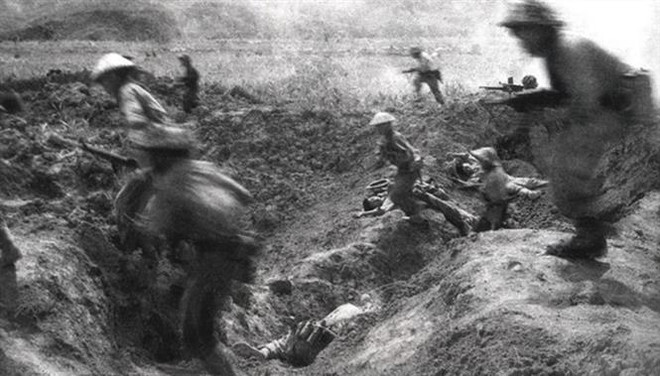 Bộ đội ta xung phong, tấn công cứ điểm của địch tại sân bay Mường Thanh trong chiến dịch Điện Biên Phủ. (Ảnh: Tư liệu/TTXVN phát) Chiến thắng Điện Biên Phủ - biểu tượng vĩ đại của lòng yêu nước ảnh 3