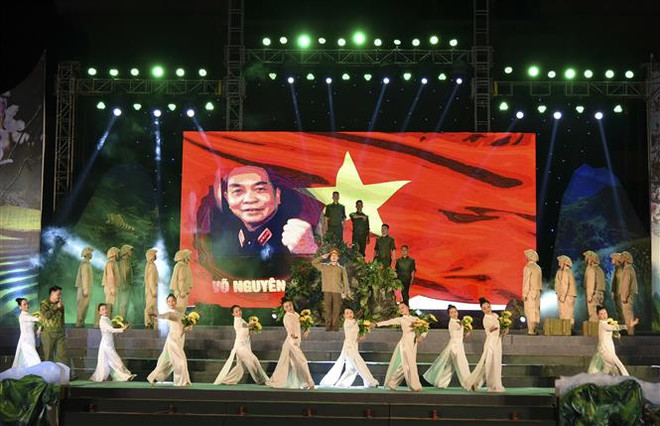 Hoạt cảnh về Đại tướng Võ Nguyên Giáp. (Ảnh: Xuân Tư/TTXVN) “Bản hùng ca Điện Biên” tái hiện ký ức hào hùng "lừng lẫy năm châu" ảnh 1