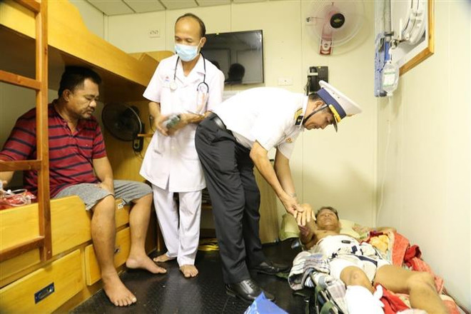 Kịp thời đưa hai ngư dân bị bệnh từ Trường Sa về đất liền điều trị ảnh 1