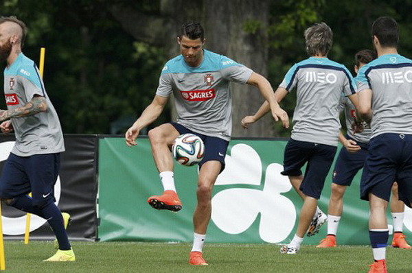 [Video] Cristiano Ronaldo nhảy lả lơi với đồng đội trên sân tập ảnh 1