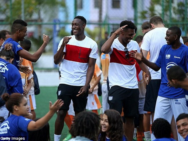 [Video] Welbeck và Sturridge trổ tài với điệu nhảy của Brazil ảnh 1