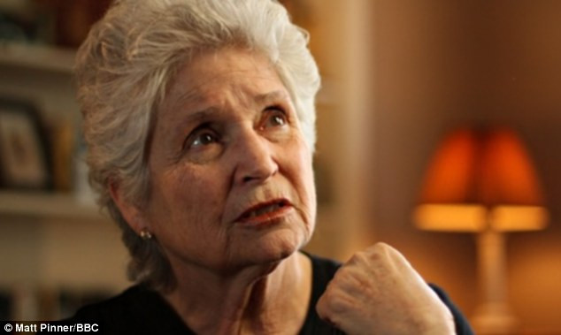 Tiết lộ gây sốc về mối quan hệ kỳ lạ giữa cá heo và con người ảnh 3