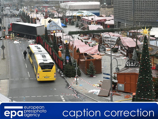 Hiện trường vụ đâm xe tải tại chợ Giáng sinh Breitscheidplatz. (Nguồn: EPA/TTXVN) Thủ phạm lái xe tải khủng bố ở Đức bị cảnh sát Italy bắn chết ảnh 1