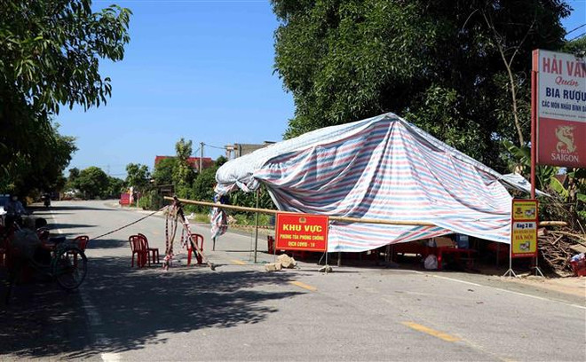 Thôn La Xá, xã Tân Lâm Hương, huyện Thạch Hà đang được chốt chặt phòng chống dịch COVID-19. (Ảnh: Công Tường/TTXVN) Hà Tĩnh: Thêm 7 ca dương tính trong 1 gia đình đang được cách ly ảnh 1