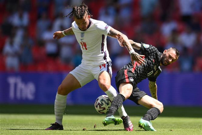 Trung vệ Kalvin Phillips (trái), đội Anh tranh bóng với trung vệ Marcelo Brozovic, đội Croatia trong trận đấu Bảng D Giải vô địch bóng đá châu Âu EURO 2020 trên sân vận động Wembley ở London, Anh, ngày 13/6/2021. (Ảnh: AFP/TTXVN) "Xe tăng" Đức không còn đáng sợ, thời cơ cho đội tuyển Anh ảnh 1