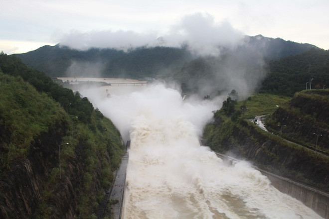 Đề phòng lũ lớn, Quảng Nam tiến hành xả lũ các hồ thủy điện lớn ảnh 1