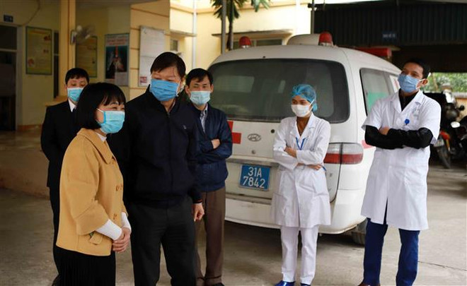 Đoàn công tác kiểm tra công tác phòng chống dịch COVID-19 tại Trạm y tế xã Sơn Lôi. (Ảnh: Hoàng Hùng/TTXVN) Vĩnh Phúc: 82 người dân hoàn thành cách ly được về với gia đình ảnh 1