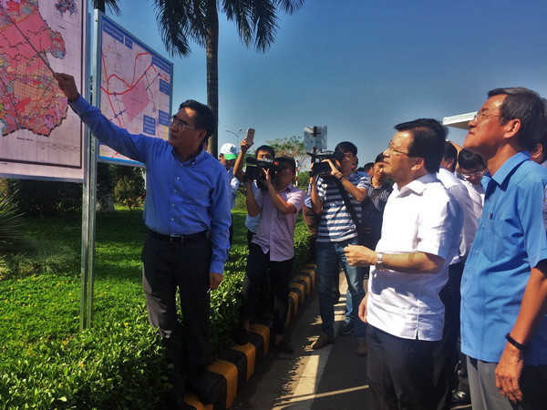 Phó Thủ tướng Trịnh Đình Dũng nghe giới thiệu về Dự án Sân bay Long Thành. (Ảnh: Công Phong/TTXVN) Hoàn thành giải phóng mặt bằng sân bay Long Thành trước 2021 ảnh 1