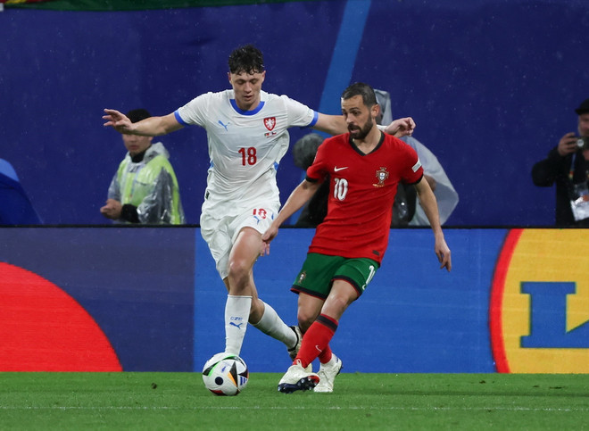 Tiền vệ Bernardo Silva (phải) của Bồ Đào Nha tranh bóng với Ladislav Krejci của CH Séc trong trận cuối lượt thứ nhất vòng bảng UEFA Euro 2024 trên sân Leipzig (Đức) ngày 18/6/2024. (Ảnh: THX/TTXVN) Bo dao nha-ch sec.jpg