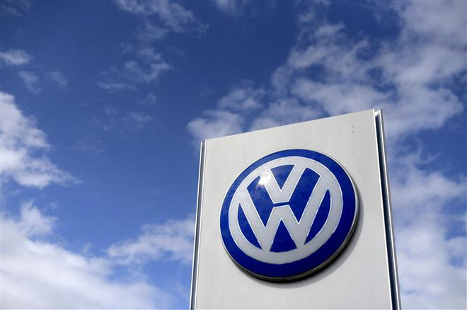 Biểu tượng Volkswagen tại một đại lý của hãng ở Hamm, Đức. (Ảnh: AFP/TTXVN) Volkswagen bắt tay với Bosch nâng cao tính năng của xe tự lái ảnh 1