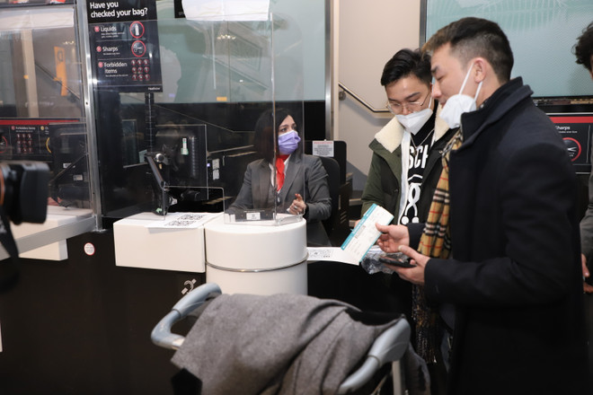 Kiều bào tại Anh phấn khởi khi VNA nối lại đường bay thường lệ ảnh 2