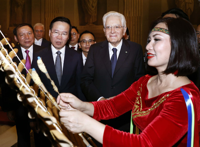 Chủ tịch nước Võ Văn Thưởng và Tổng thống Cộng hòa Italy Sergio Mattarella thưởng thức màn trình diễn nhạc cụ dân tộc của Việt Nam. (Ảnh: Thống Nhất/TTXVN) Đưa quan hệ Đối tác Chiến lược Việt Nam-Italy sang một trang mới ảnh 2