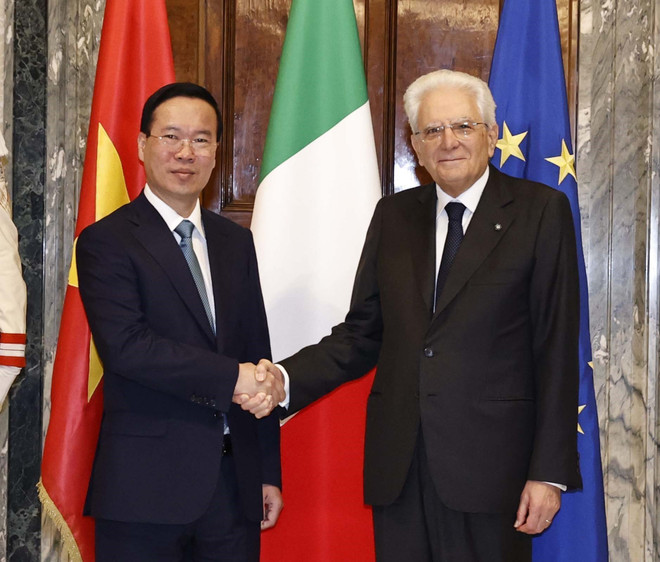 Tổng thống Italy Sergio Mattarella đón Chủ tịch nước Võ Văn Thưởng. (Ảnh: Thống Nhất/TTXVN) Đưa quan hệ Đối tác Chiến lược Việt Nam-Italy sang một trang mới ảnh 1