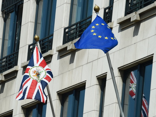 Cờ Anh (trái) và cờ EU (phải). (Nguồn: AFP/TTXVN) Báo Mỹ nêu 7 lý do khiến nhiều người châu Âu "ghét" EU ảnh 1