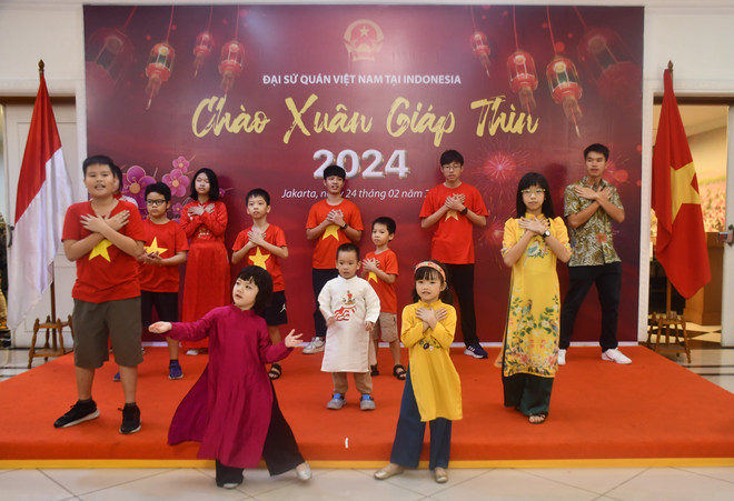 Tiết mục 'Tết đong đầy' của các cháu thiếu nhi biểu diễn tại buổi lễ. (Ảnh: Đỗ Quyên/Vietnam+) vnp_tet_cong_dong_tai_Indonesia_3.JPG