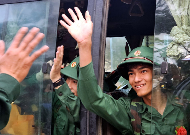 Các tân binh vui mừng chào người thân, bạn bè lên đường đến đơn vị nhận nhiệm vụ. (Ảnh: Trịnh Bang Nhiệm/TTXVN) ttxvn_thanh_nien_hang_hai_len_duong_nhap_ngu_2502.jpg