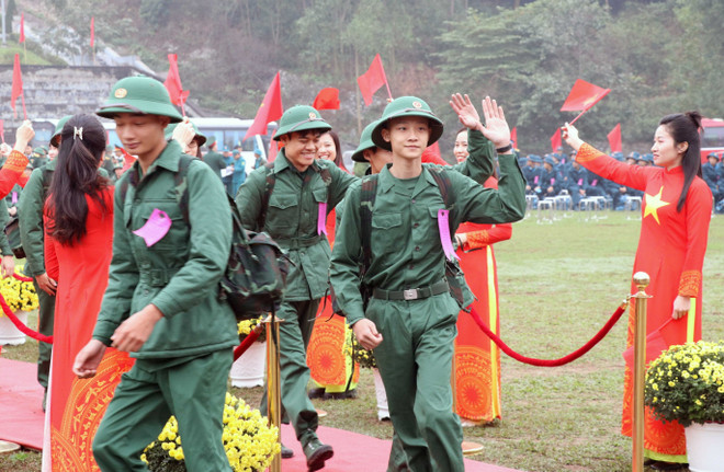 Các tân binh Hải Phòng hăng hái lên đường nhập ngũ. (Ảnh: Hoàng Ngọc/TTXVN) ttxvn_thanh_nien_hai_phong_hang_hai_len_duong_nhap_ngu_2502.jpg