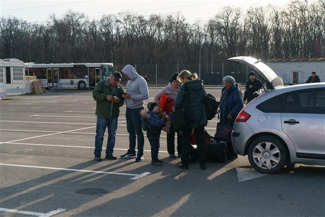 Nga tăng cường hỗ trợ người dân Ukraine sơ tán đến nước này ảnh 1