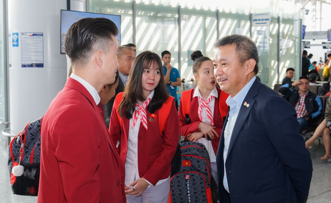 Lãnh đạo Vietnam Airlines trò chuyện và chúc các vận động viên đạt thành tích cao tại SEA Games 30. (Ảnh: CTV/Vietnam+) Vietnam Airlines tổ chức chuyến bay riêng đưa đoàn TTVN dự SEA Games ảnh 1