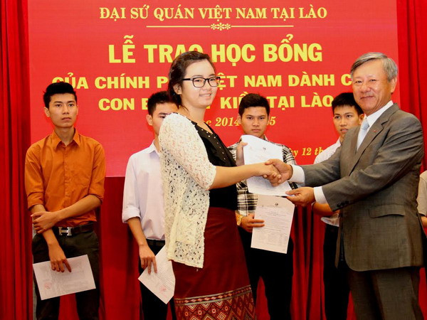 Trao học bổng của chính phủ cho con em Việt kiều Lào ảnh 1