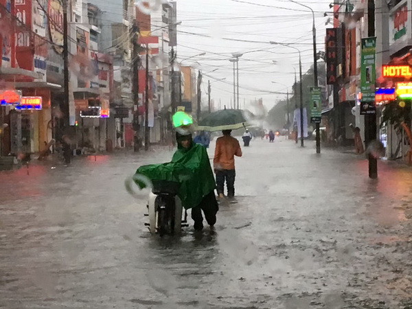 (Ảnh minh họa: Quốc Việt/TTXVN) Không khí lạnh khiến nhiệt độ giảm sâu về đêm, trời chuyển rét đậm ảnh 1