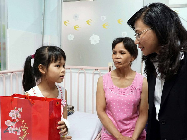 Mang Tết ấm đến với bệnh nhân nghèo ở Thành phố Hồ Chí Minh ảnh 1