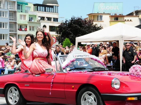 [Photo] Tưng bừng lễ hội Hoa hồng thường niên ở Bulgaria ảnh 2