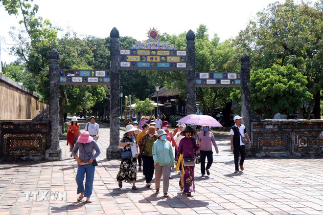 ttxvn-thua-thien-hue-khach-du-lich-0209-8746.jpg ttxvn-thua-thien-hue-khach-du-lich-0209-8746.jpg
