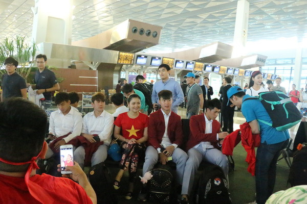 Đông đảo người hâm mộ tiễn đoàn Thể thao Việt Nam tại sân bay Jakarta ảnh 2