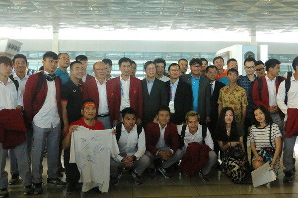 Đông đảo người hâm mộ tiễn đoàn Thể thao Việt Nam tại sân bay Jakarta ảnh 1