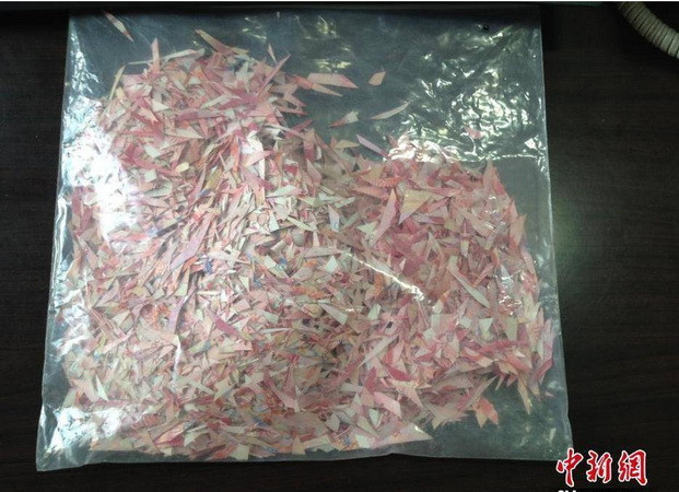 Cặp vợ chồng dán thành công số tiền trị giá 21.000 USD bị cắt nát ảnh 1