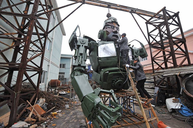 [Photo] Thợ sửa xe máy làm mô hình robot vị dũng tướng Quan Vũ ảnh 2