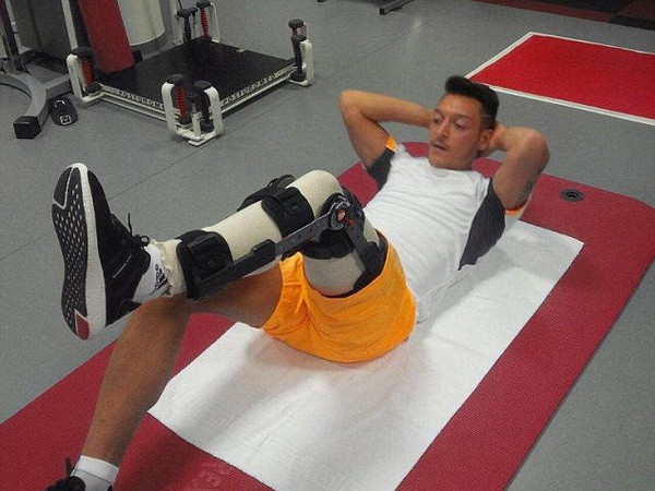 Mesut Oezil đang nỗ lực tập luyện. (Nguồn: DM) Mesut Oezil khổ luyện với chân trái băng bó để sớm trở lại ảnh 1