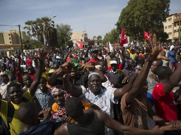 EU: Người dân Burkina Faso phải tự quyết định tương lai mình ảnh 1