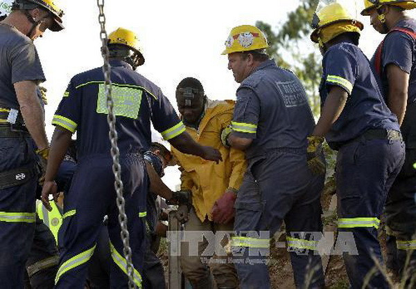 Giải cứu các công nhân bị kẹt trong mỏ vàng ở Nam Phi ảnh 1
