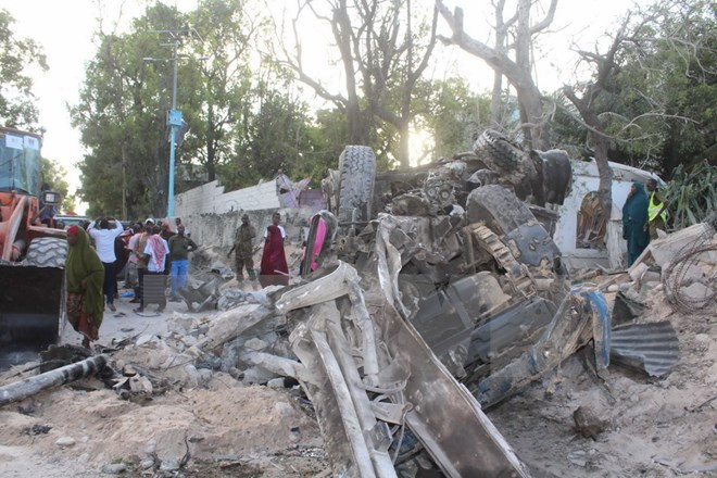 Hiện trường một vụ đánh bom do phiến quân Al-Shabaab tiến hành ở Mogadishu, Somalia ngày 29/10. (Nguồn: THX/TTXVN) Nhiều tay súng Al-Shabaab bị tiêu diệt trong vụ không kích ở Somalia ảnh 1
