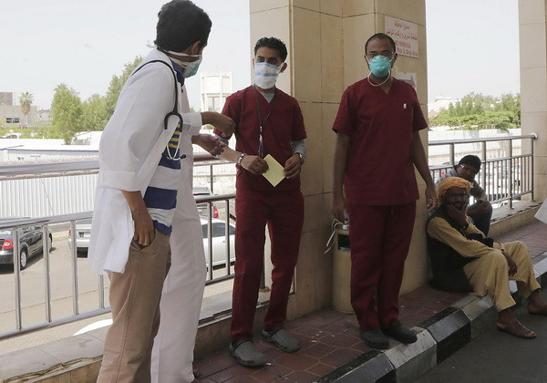 Nhân viên y tế đeo khẩu trang phòng chống MERS tại bệnh viện ở thành phố Jeddah ngày 22/4. (Nguồn: AFP/TTXVN) Có thêm 5 ca tử vong do virus MERS tại Saudi Arabia ảnh 1