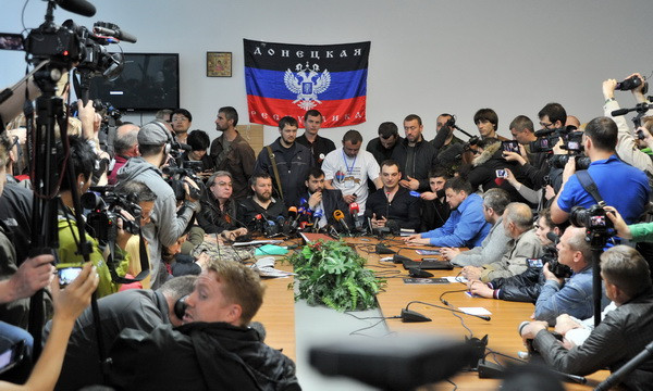 Đại diện chính quyền tự xưng tổ chức họp báo tại thành phố Donetsk, miền Đông Ukraine. (Nguồn: AFP/TTXVN) Donetsk hoàn tất dự thảo gia nhập thành phần Liên bang Nga ảnh 1