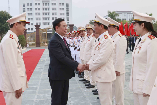 Chủ tịch Quốc hội Vương Đình Huệ với lãnh đạo Công an tỉnh Lào Cai. (Ảnh: Doãn Tấn/TTXVN) Chủ tịch Quốc hội Vương Đình Huệ thăm, chúc Tết Công an tỉnh Lào Cai ảnh 1