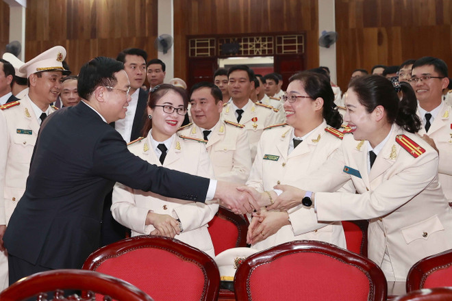 Chủ tịch Quốc hội Vương Đình Huệ với cán bộ, chiến sỹ Công an tỉnh Lào Cai. (Ảnh: Doãn Tấn/TTXVN) Chủ tịch Quốc hội Vương Đình Huệ thăm, chúc Tết Công an tỉnh Lào Cai ảnh 2
