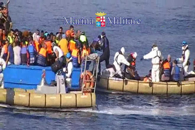 Italy bắt 8 kẻ buôn người trong vụ tàu chở hơn 300 người di cư ảnh 1