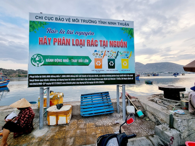 Chi cục Bảo vệ Môi trường tỉnh Ninh Thuận cắm biển tuyên truyền bảo vệ môi trường và thông báo mức xử phạt đối với hành vi vi phạm quy định về bảo vệ môi trường tại Đầm Nại. (Ảnh: Nguyễn Thành/TTXVN) TTXVN_1405damNai3.jpg